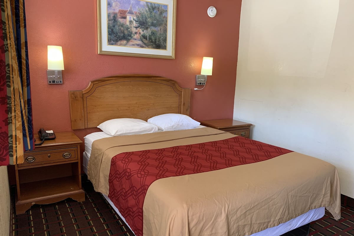 Economy Queen Room, Smoking | Desk, iron/ironing board, WiFi (free), bed sheets