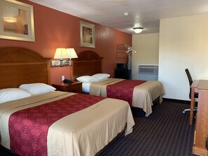 Desk, iron/ironing board, free WiFi, bed sheets - Budget Inn Madill (Madill)