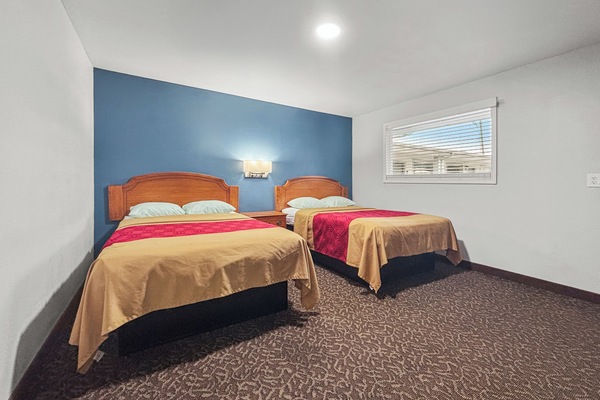 Economy Double Room | Living area | 40-inch flat-screen TV with cable channels, TV