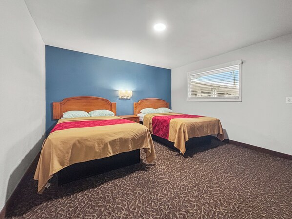 Economy Double Room | Living area | 40-inch flat-screen TV with cable channels, TV - Budget Inn Madill (Madill)