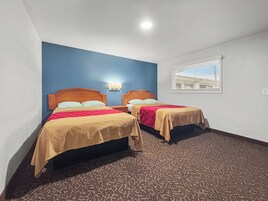 Economy Double Room | Living area | 40-inch flat-screen TV with cable channels, TV