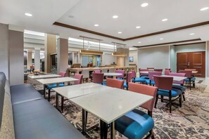 Free daily full breakfast  - Residence Inn By Marriott Columbus (Columbus)