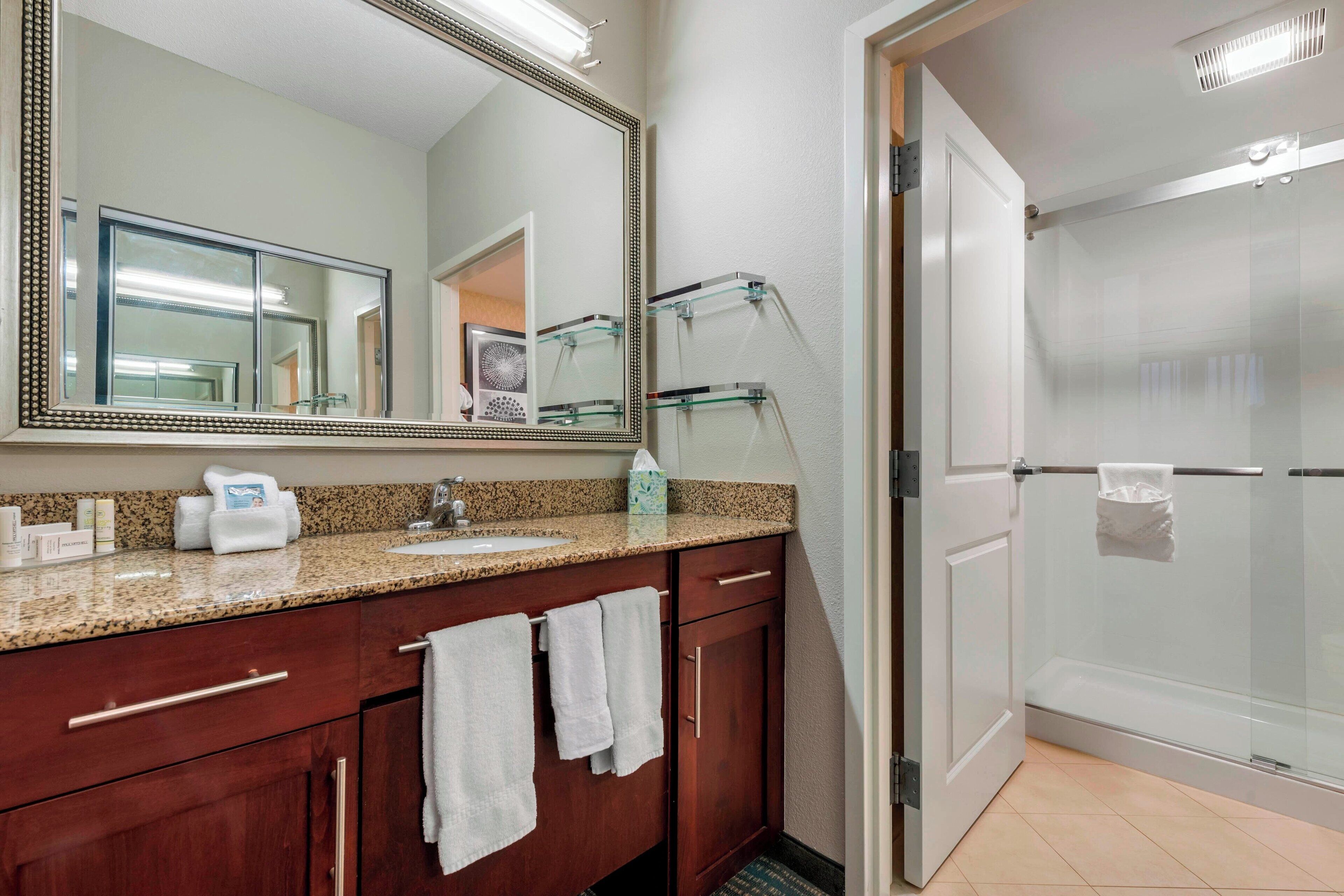 suite, 2 bedrooms | bathroom | free toiletries, hair dryer, towels