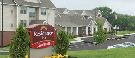 A Marriott Residence Inn with a large sign, parking lot, and a flag.