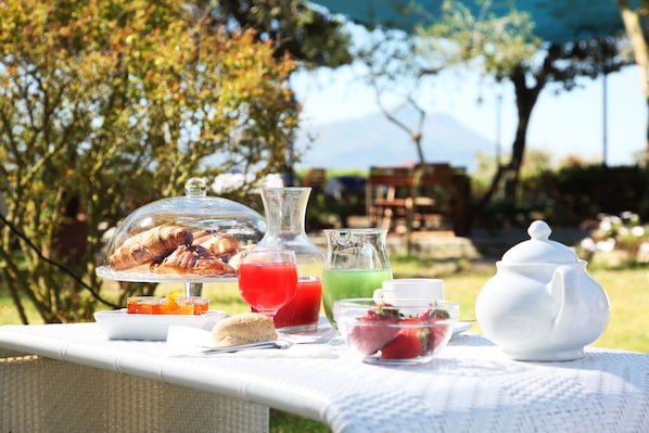 Free daily continental breakfast - Albergo Solcalante (Procida)