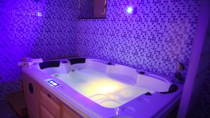 Indoor spa tub