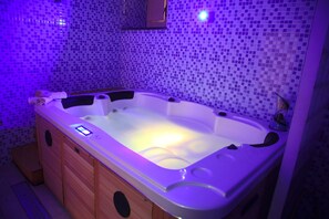 Indoor spa tub