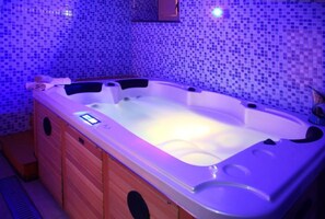 Shower, free toiletries, hair dryer, bidet