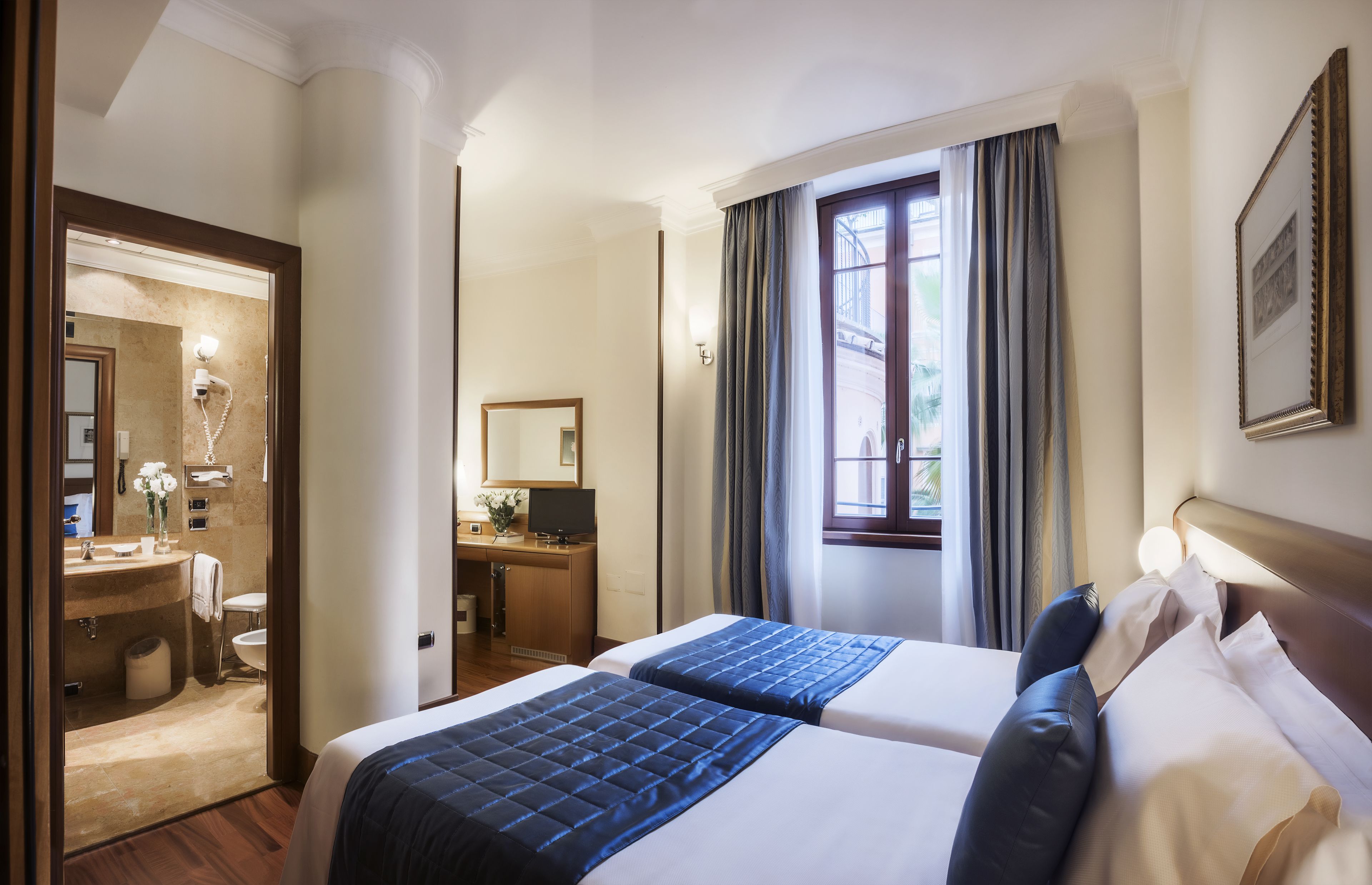 standard double room | hypo-allergenic bedding, minibar, in-room safe, desk