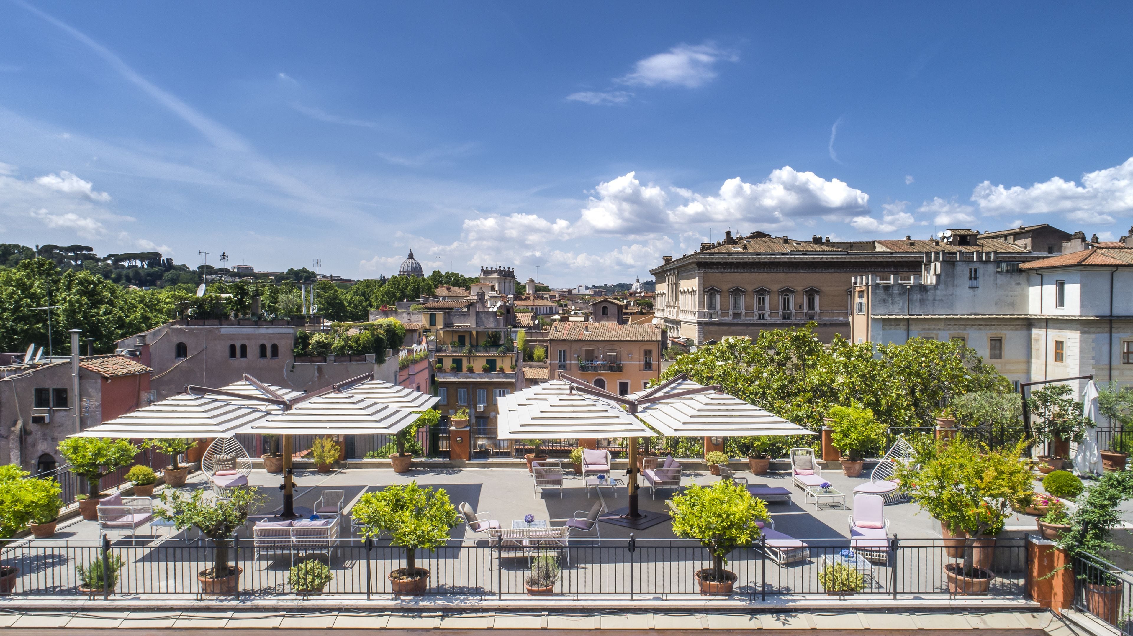 Une terrasse sur le toit, dotée d’un espace extérieur aménagé, entourée d’immeubles à l’architecture traditionnelle.
