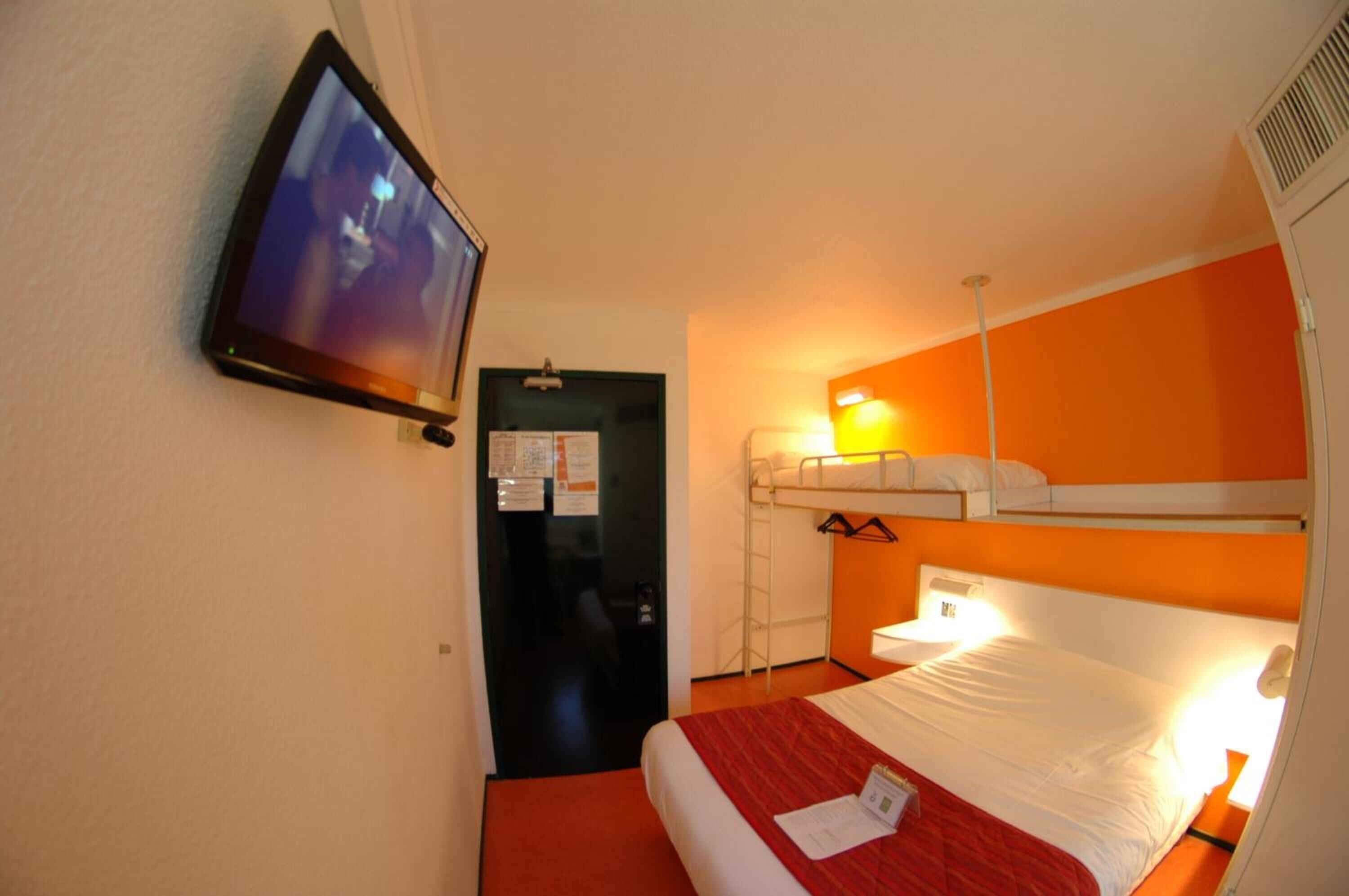 Bureau, chambres insonorisées, lits bébé (gratuits), Wi-Fi gratuit