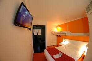 Desk, soundproofing, free cots/infant beds, free WiFi - Hôtel Eco Relais (Lons)