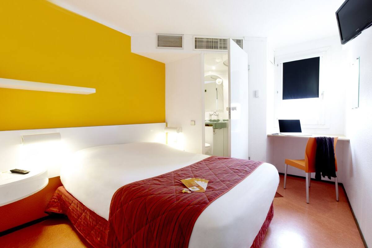 Desk, soundproofing, cribs (free), WiFi (free)