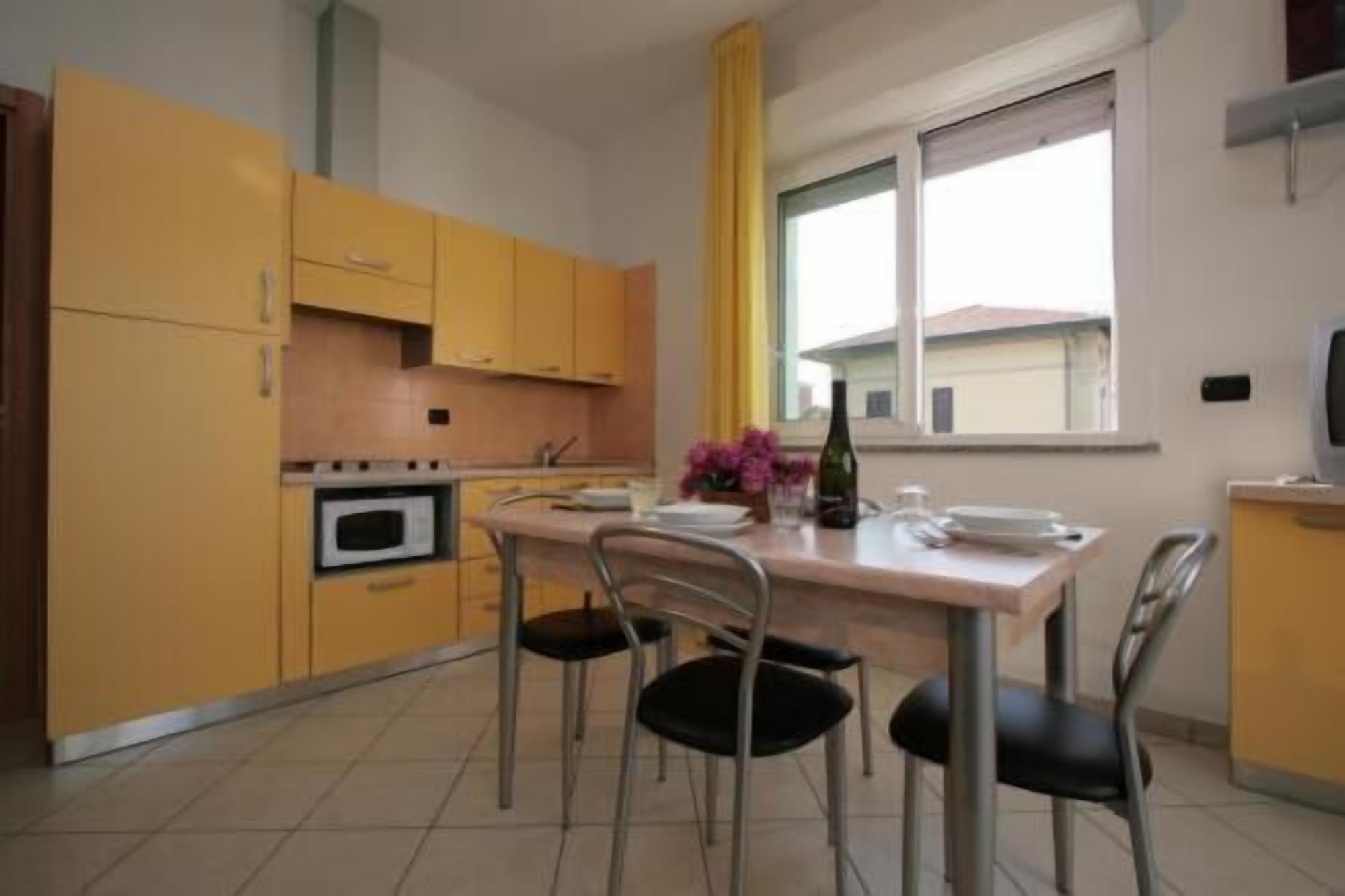 Full-size fridge, microwave, stovetop, cookware/dishes/utensils