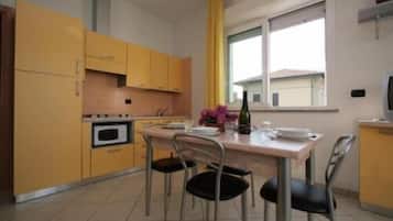 Full-size fridge, microwave, stovetop, cookware/dishes/utensils