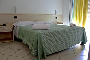 Ropa de cama hipoalergénica y caja de seguridad en la habitación 