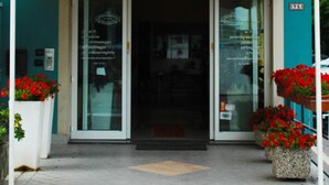 A beach-themed building with a sign reading "Beach Paradise." - Residence Beach Paradise (Rimini)