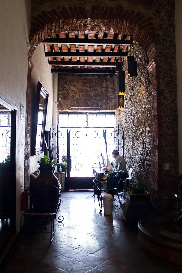 Lobby - Hotel Suites Sofia (Querétaro)