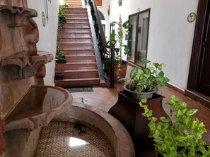 Interior entrance - Hotel Suites Sofia (Querétaro)
