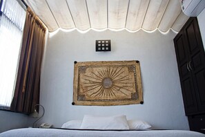Egyptian cotton sheets, premium bedding, down duvets, minibar - Hotel Suites Sofia (Querétaro)