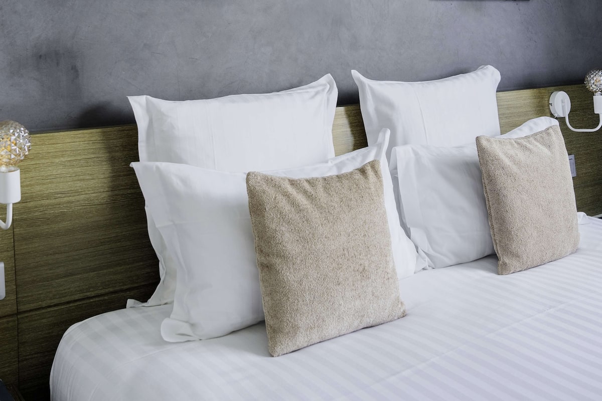 superior room, 1 king bed, non smoking, pool view | 1 bedroom, premium bedding, memory-foam beds, in-room safe