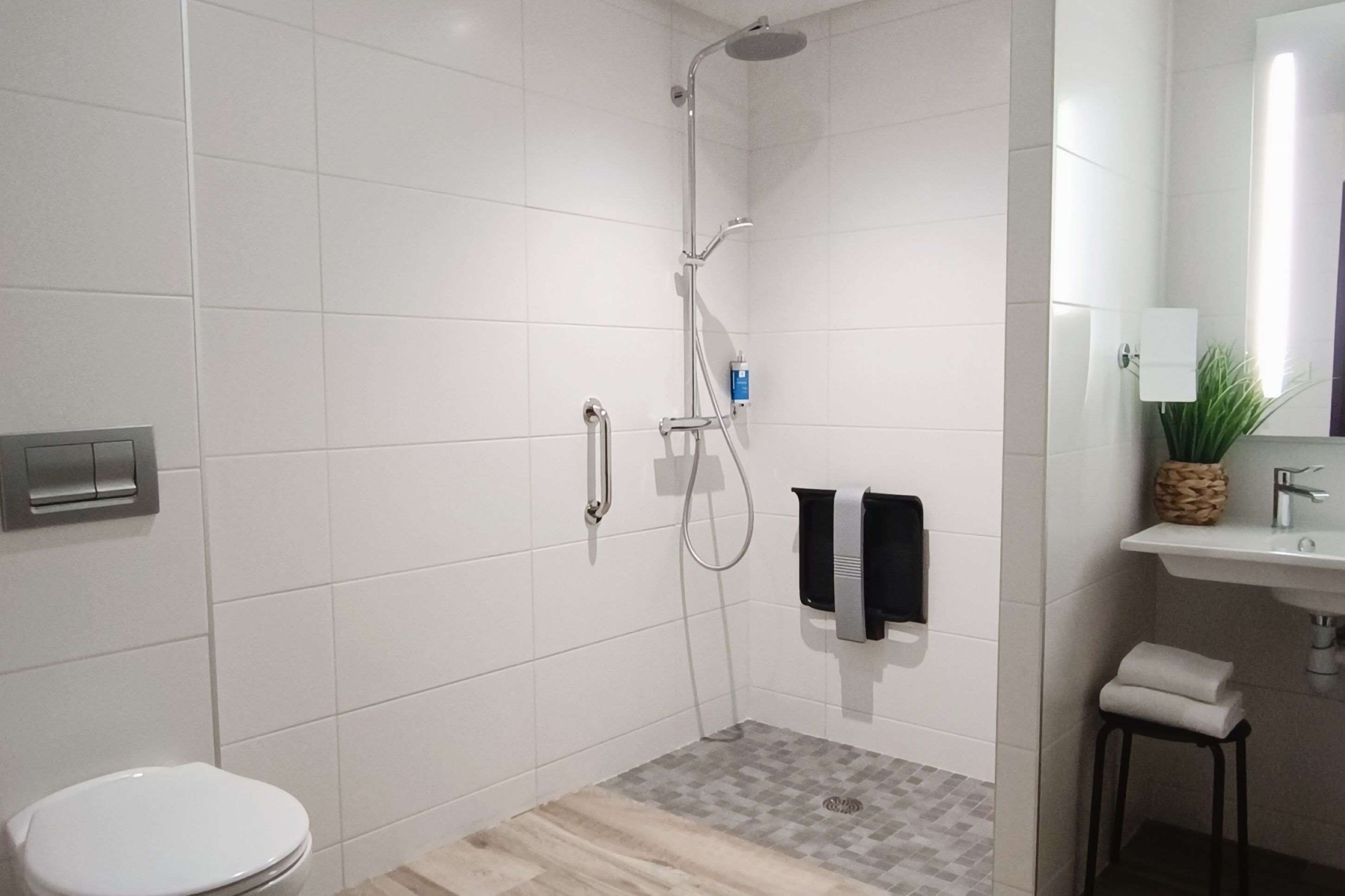 family room, 1 king bed, non smoking (with sofabed) | accessible bathroom