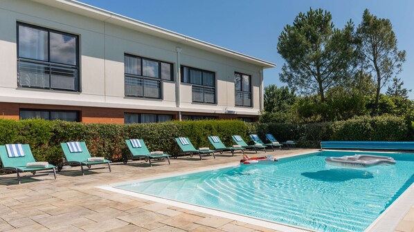 Outdoor pool, open 10:00 AM to 9:30 PM, pool umbrellas, pool loungers - Best Western Hotel de la Cite & Spa (Guérande)