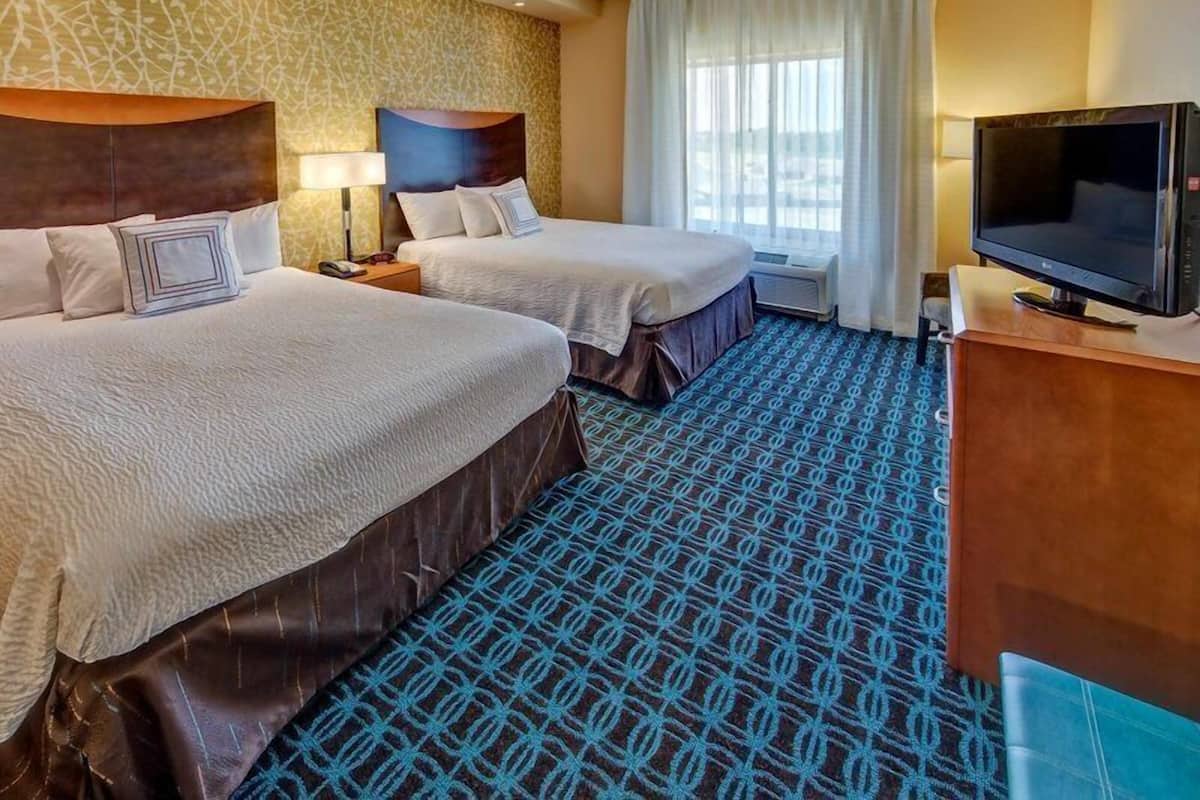 Premium bedding, desk, iron/ironing board, free WiFi