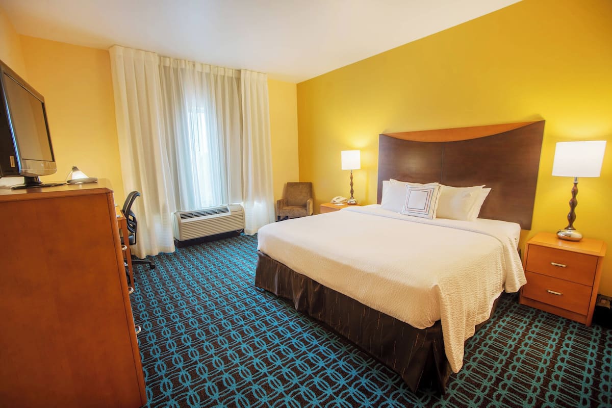 Premium bedding, desk, iron/ironing board, free WiFi