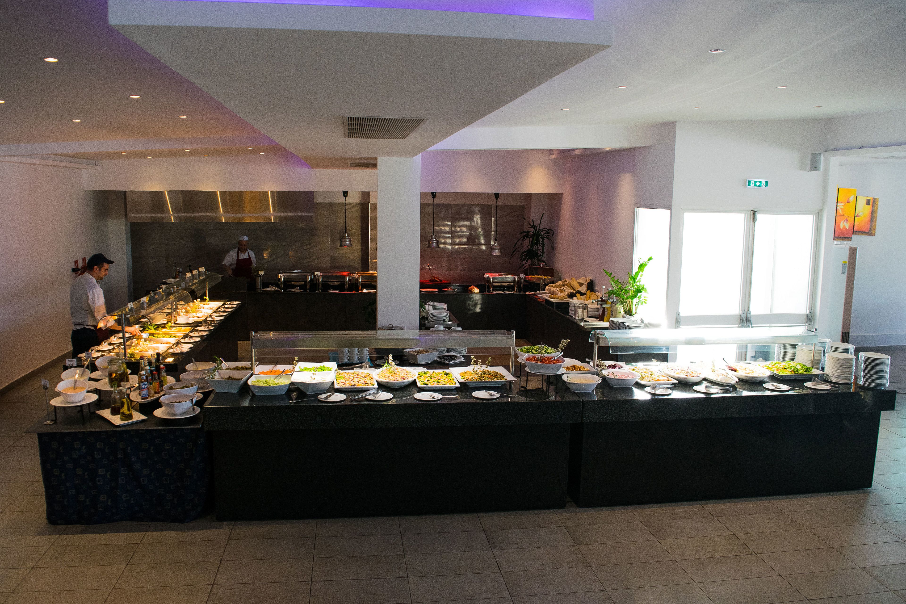 2 restaurants, breakfast served