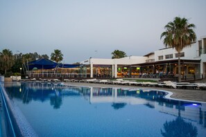 Indoor pool, seasonal outdoor pool, pool umbrellas - Theo Sunset Bay Hotel (Kissonerga)
