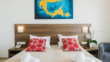 Habitación con 1 cama doble o 2 individuales | Caja fuerte, espacio para trabajar con un portátil, cortinas opacas