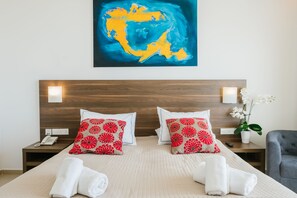 Double or Twin Room | In-room safe, laptop workspace, blackout drapes, soundproofing - Theo Sunset Bay Hotel (Kissonerga)