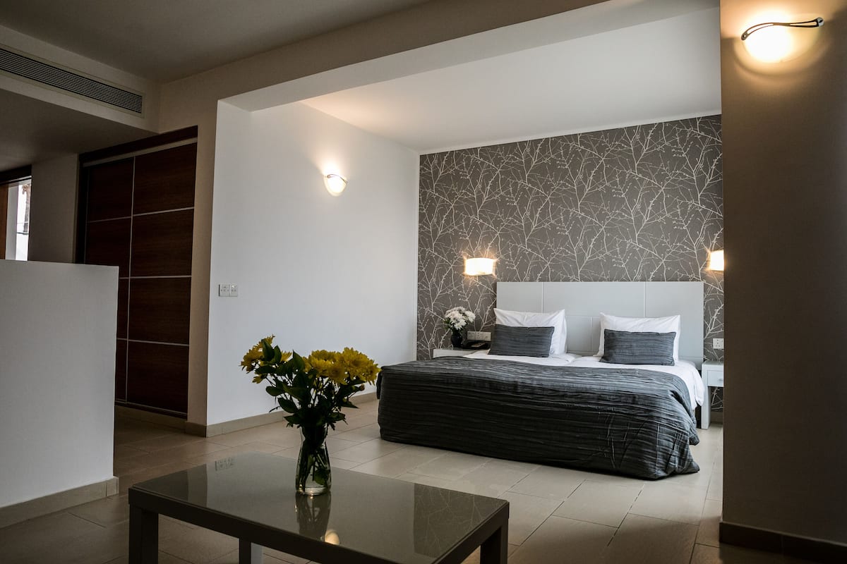 junior studio suite | 1 bedroom, in-room safe, laptop workspace, blackout curtains