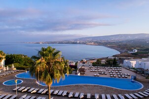Una piscina cubierta, una piscina al aire libre de temporada, sombrillas