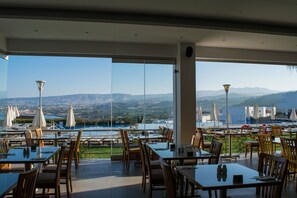 Free daily buffet breakfast - Theo Sunset Bay Hotel (Kissonerga)