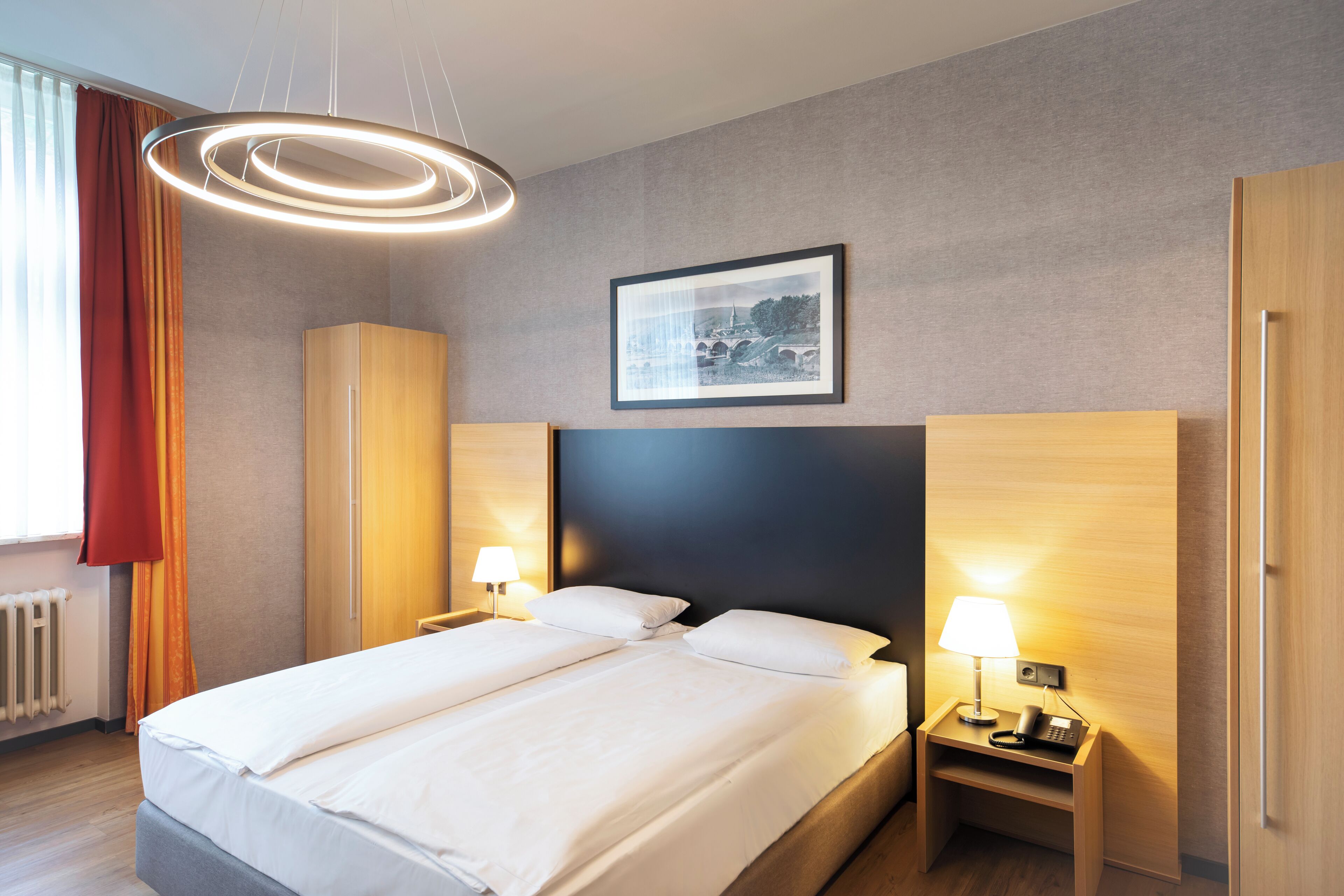 Quarto casal conforto | Roupas de cama antialérgicas, escrivaninha