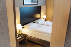 Habitación doble | Ropa de cama hipoalergénica y escritorio