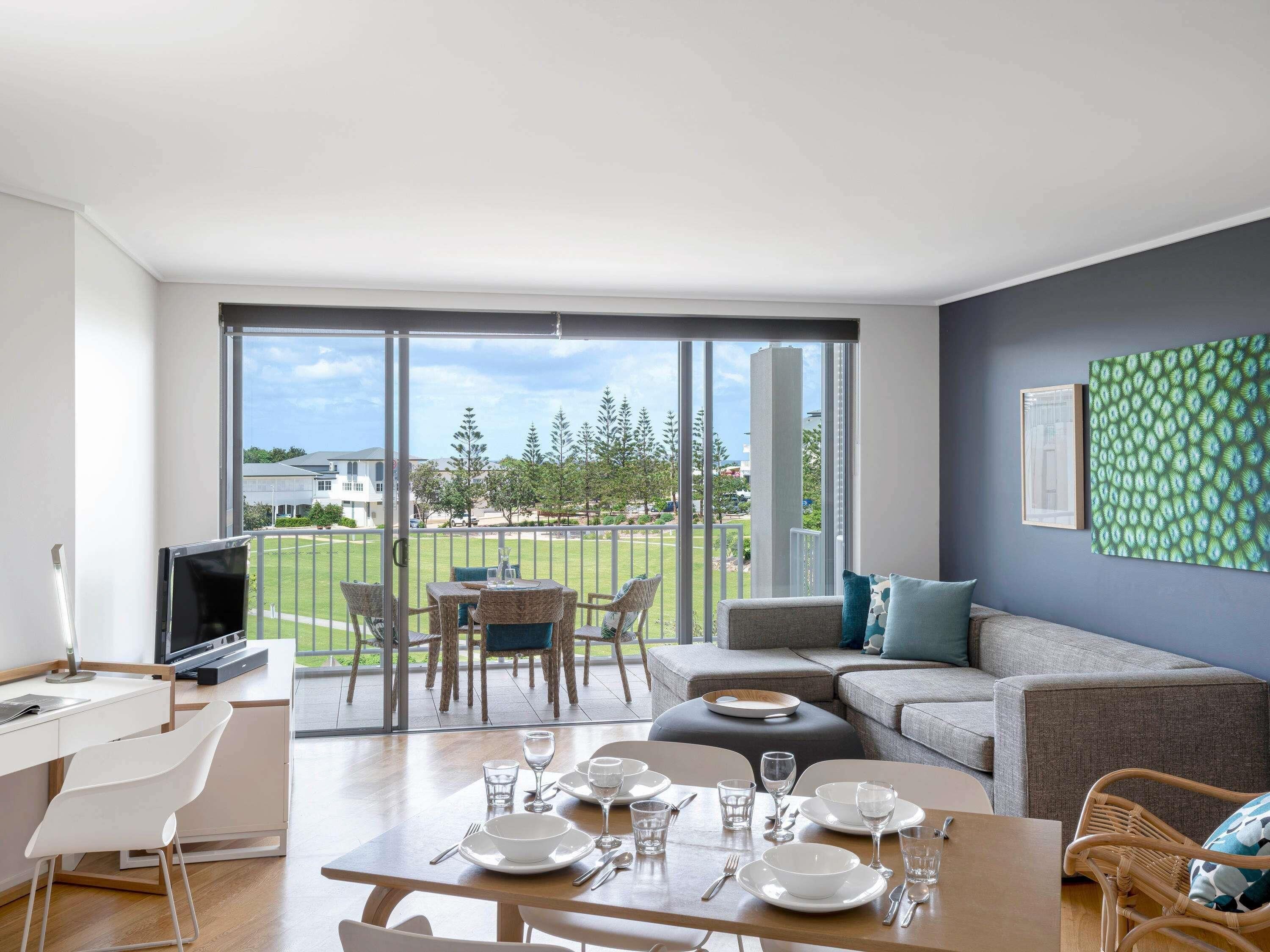 Caja de seguridad en la habitación y tabla de planchar con plancha 