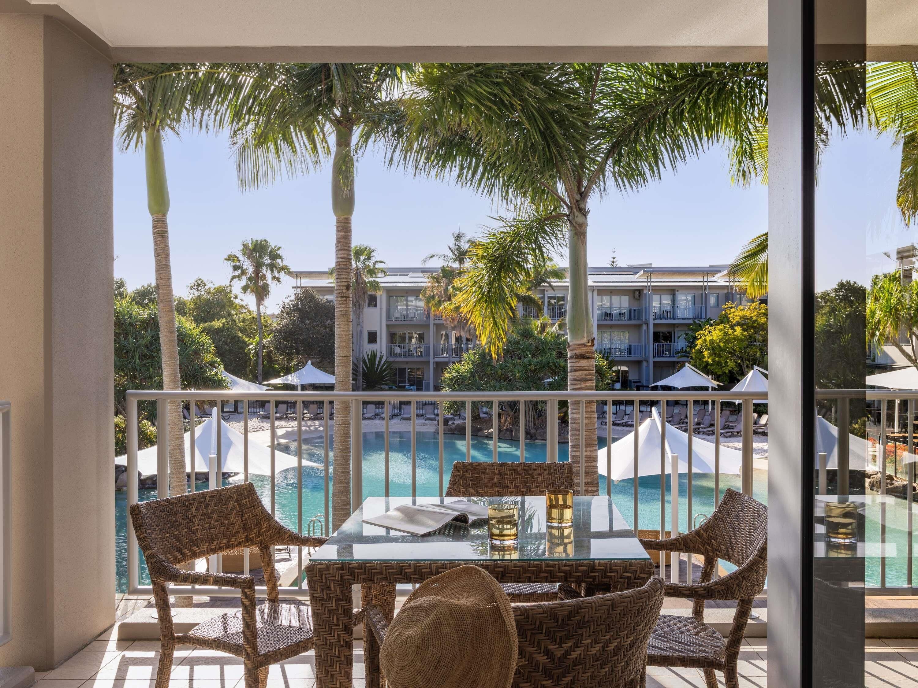 Caja de seguridad en la habitación y tabla de planchar con plancha 