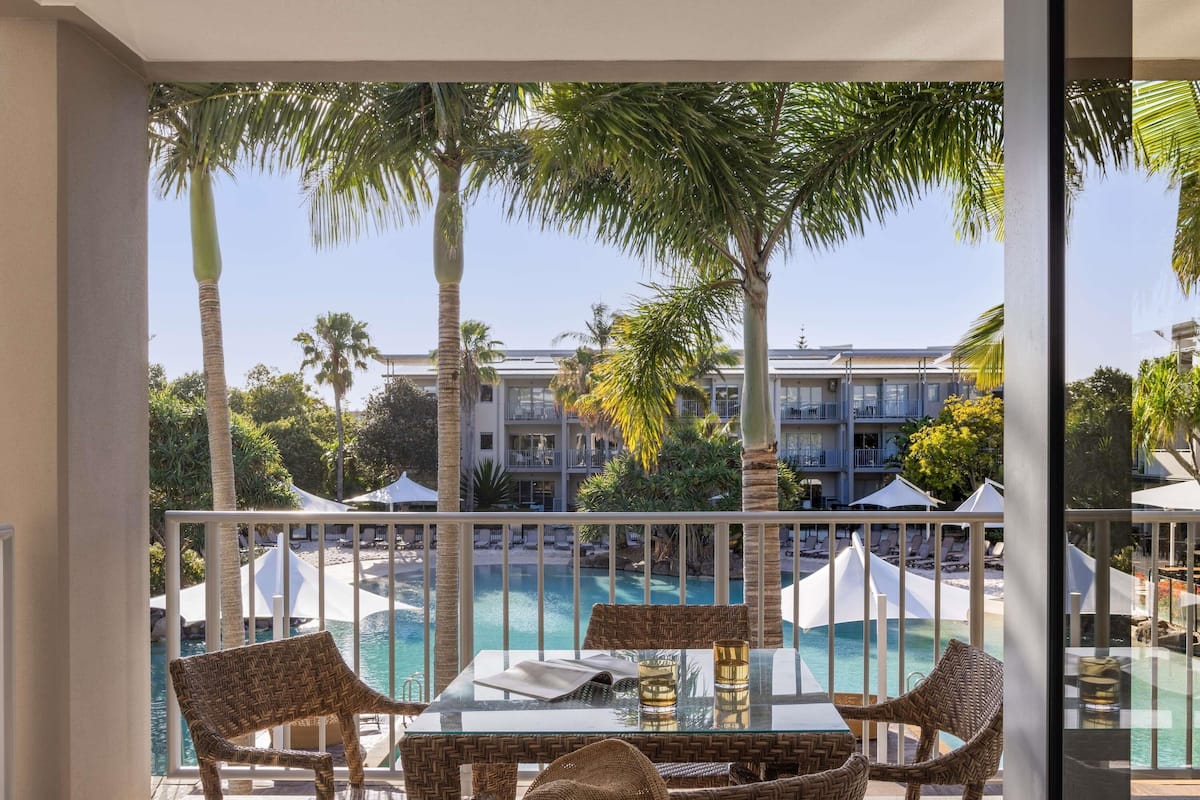 Caja de seguridad en la habitación y tabla de planchar con plancha