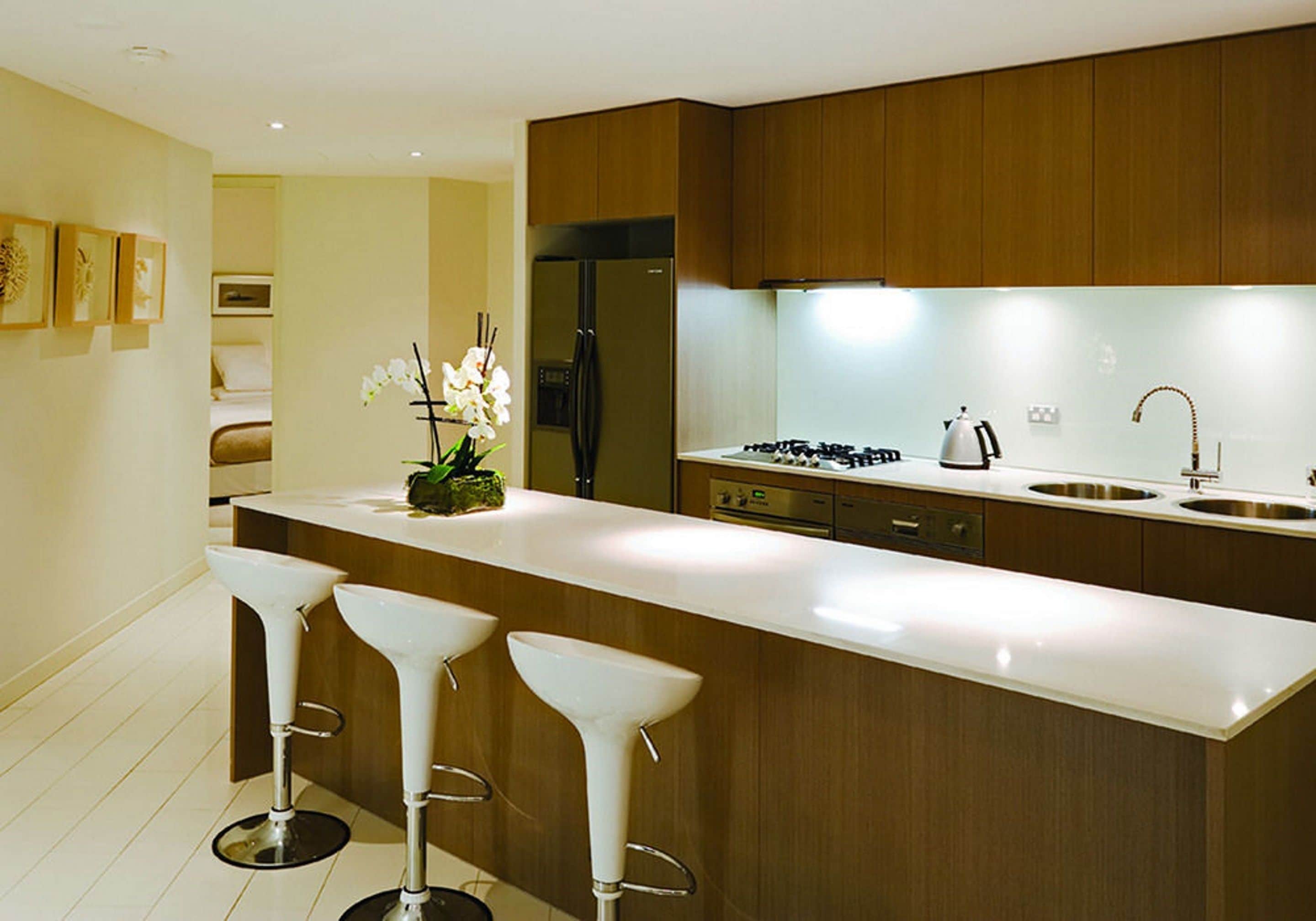 microwave, coffee/tea maker, electric kettle