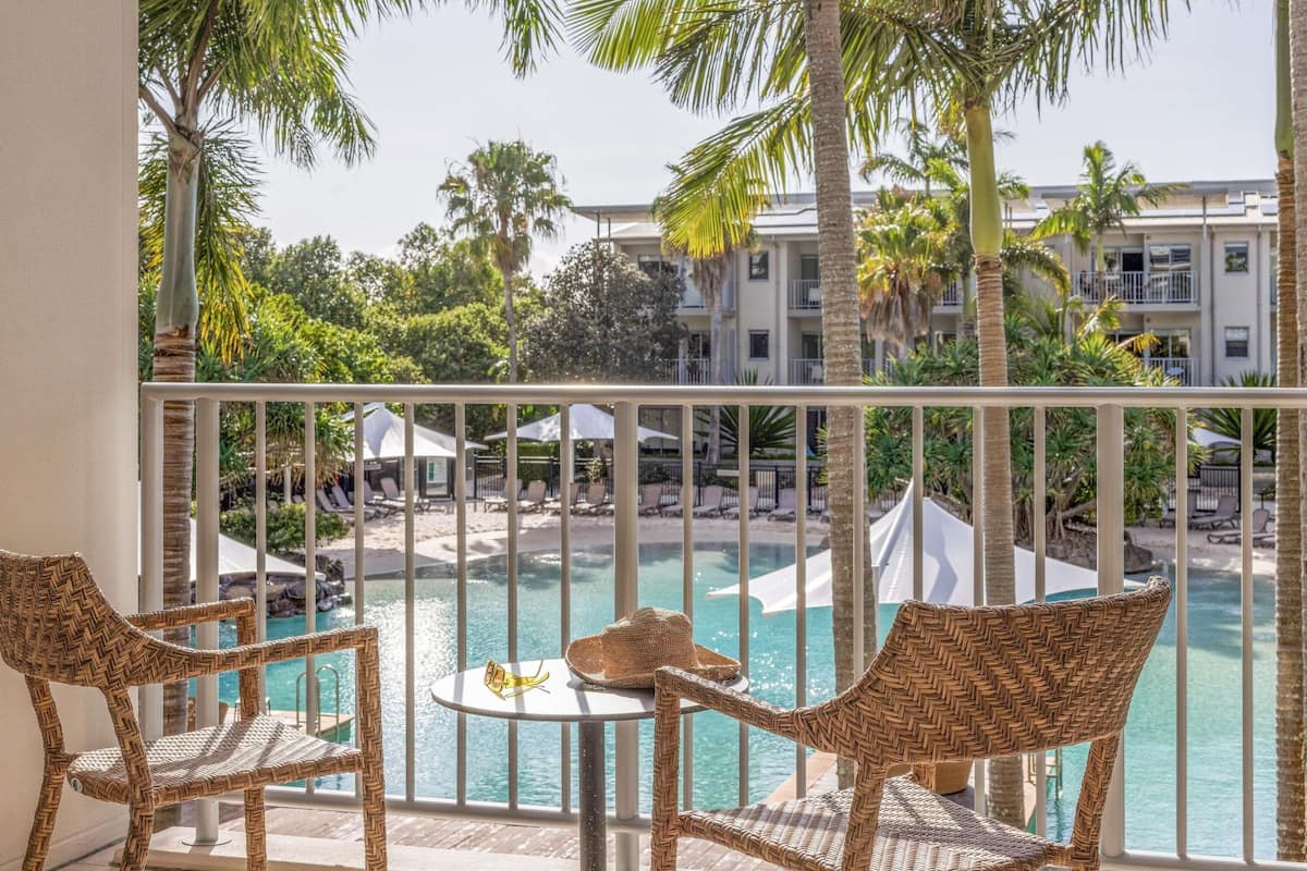 Habitación, 1 cama King size, vista a la alberca | Caja de seguridad en la habitación y tabla de planchar con plancha