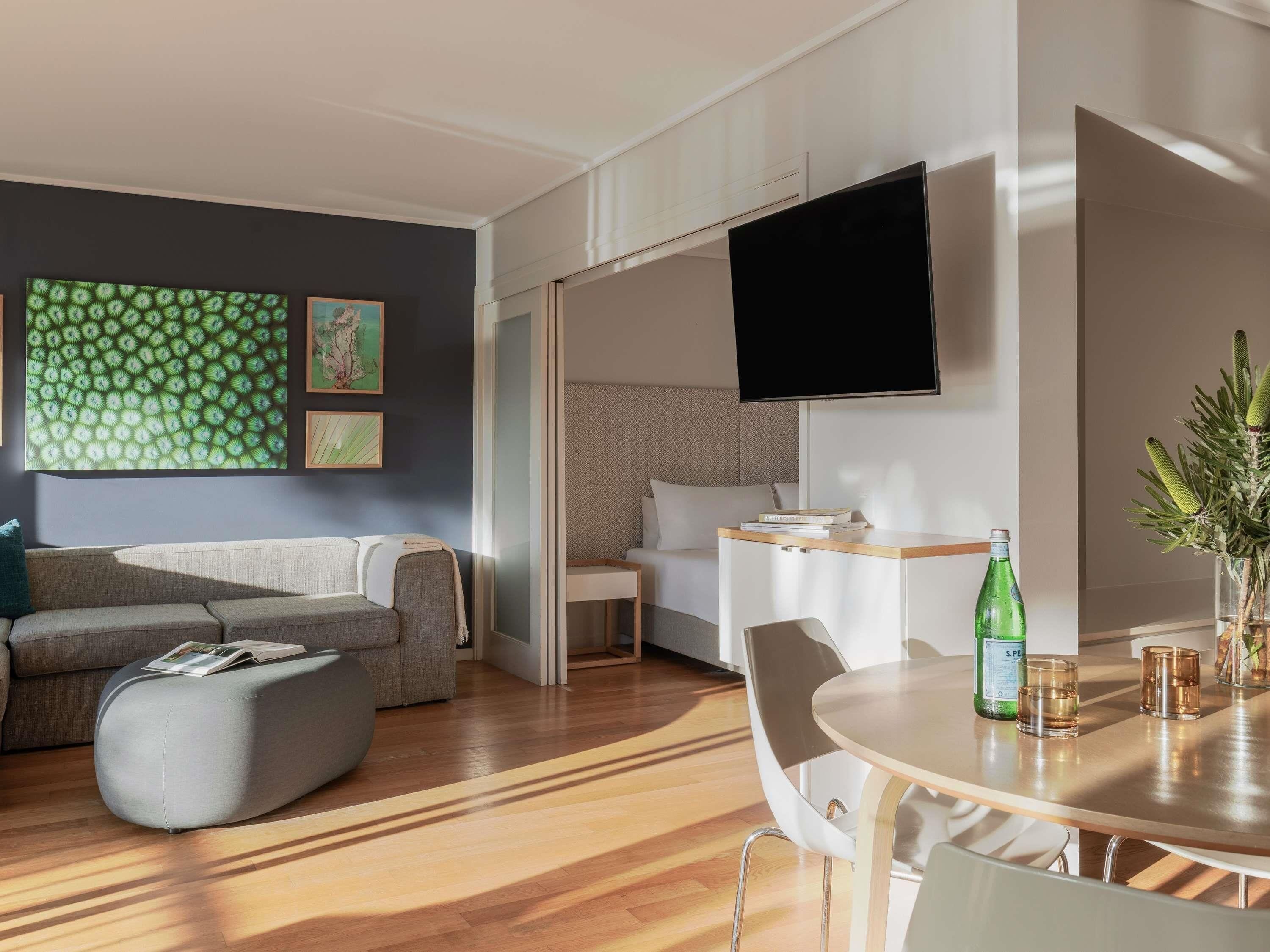 Caja de seguridad en la habitación y tabla de planchar con plancha 