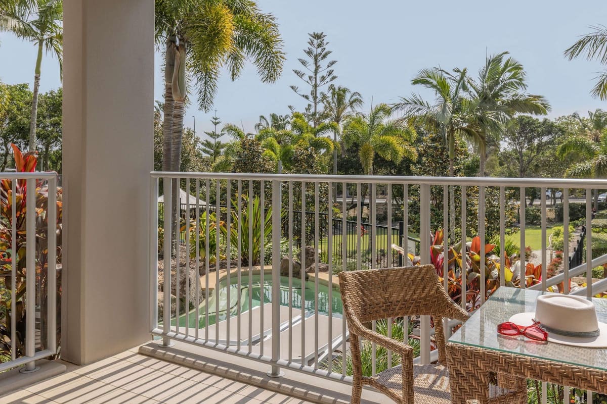 Caja de seguridad en la habitación y tabla de planchar con plancha