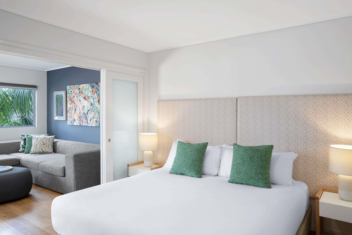 Caja de seguridad en la habitación y tabla de planchar con plancha