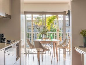 Suite, 1 habitación, vista a la alberca | Caja de seguridad en la habitación y tabla de planchar con plancha