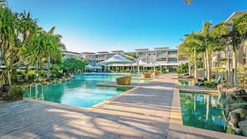 2 piscinas al aire libre, sillones reclinables de piscina