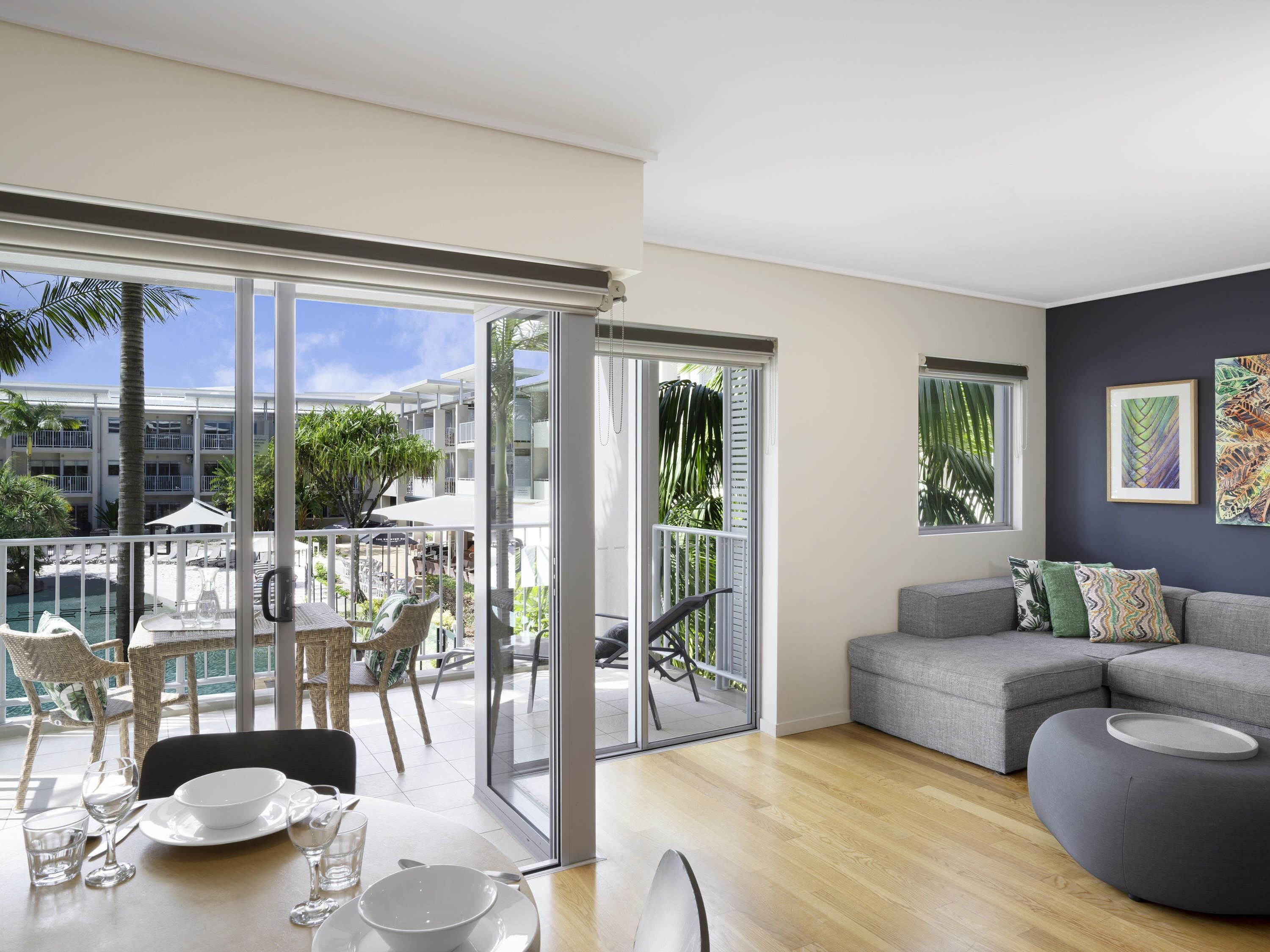 Suite, 2 habitaciones, vista a la alberca | Caja de seguridad en la habitación y tabla de planchar con plancha 