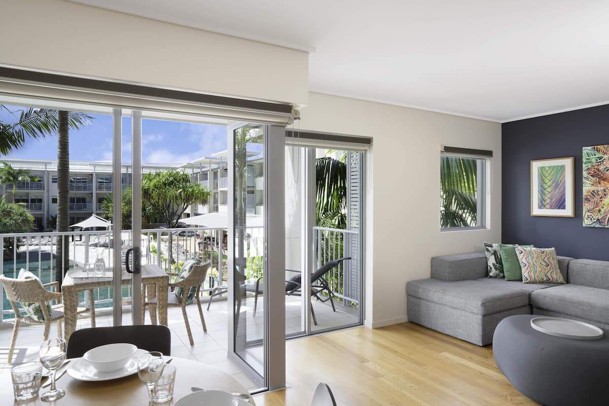 Suite, 2 habitaciones, vista a la alberca | Caja de seguridad en la habitación y tabla de planchar con plancha